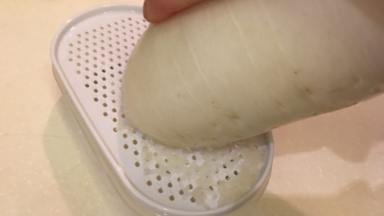 扬出豆腐,白萝卜洗净,磨泥。不去皮!这样才吃得到白萝卜的辛甜