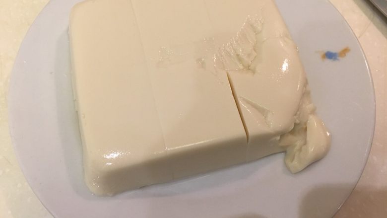 扬出豆腐,切适当方块!我切了6块!