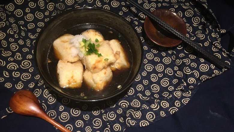 扬出豆腐,拍一张!记得要用汤匙哦!带着酱汁一起食用,不然会夹破!