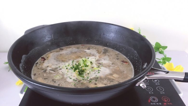 羊杂火锅养生暖胃,煮开后,小火慢煮,25分钟,加入大葱,葱花