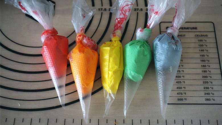 泰迪手绘蛋糕,填色奶油调好颜色,把狗狗填色