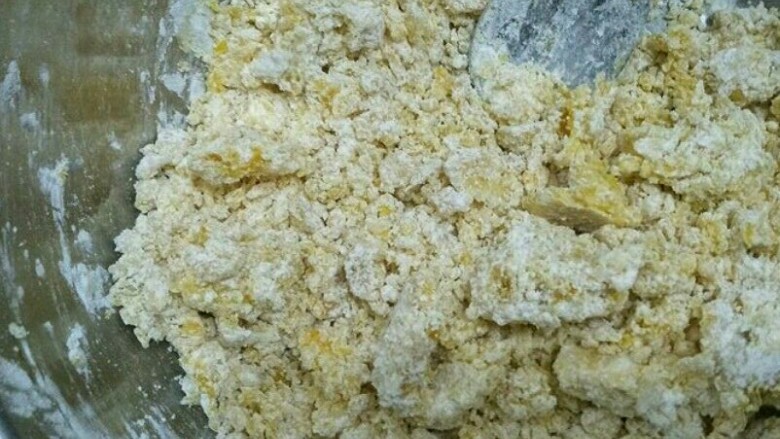 南瓜芋圆双薯糖水,用匙子搅拌成絮状,这时很烫手不要用手去和面。