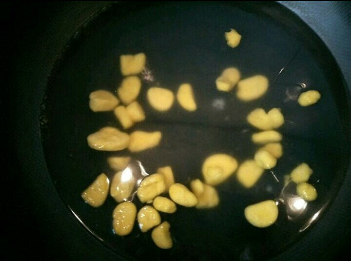 南瓜芋圆双薯糖水,锅内放入适当的水和南瓜芋圆煮,煮到芋圆浮起,加入一碗水继续煮到南瓜芋圆再浮起来就可以了。