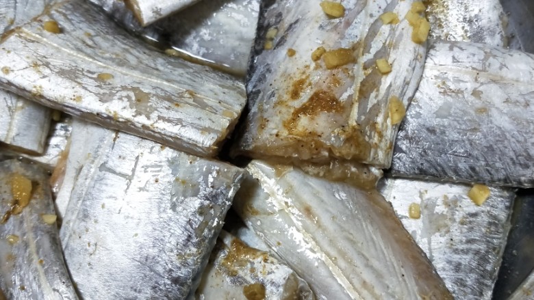 代代有余香酥干炸带鱼,搅拌均匀,腌制一小时以上。
~量多可以多腌制一会,不影响口感。
