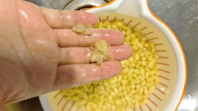 家常韭菜炒黄豆,泡好的黄豆皮容易脱落,尽量把皮去除。
