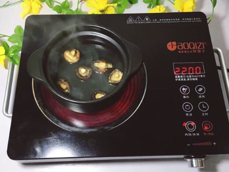 香肠红薯粉丝煲,准备一个炖锅,放入适量水,将香菇放入,直到变软,捞出