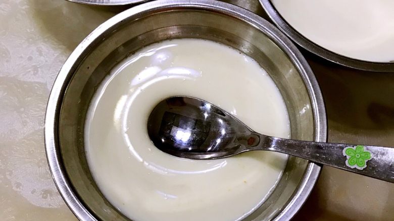 姜汁撞奶,5-8分钟的范围,时间越长,牛奶凝固性越好。