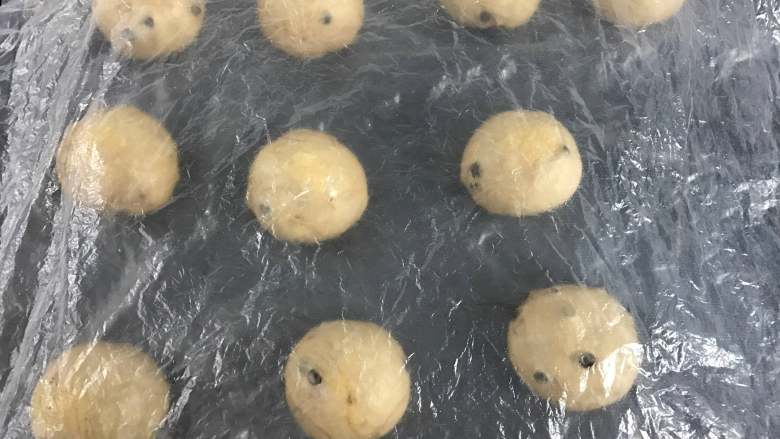 咖啡巧克力豆面包 ,把发酵好的面团排气后分成50克一个剂子,滚圆后松驰15分钟。