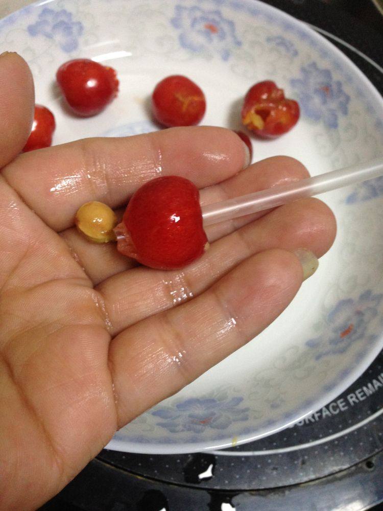 情人节――给爱人的礼物黑森林蛋糕,先来制作糖渍樱桃:樱桃300克洗净去核(用一个硬一点的吸管就轻松去除)