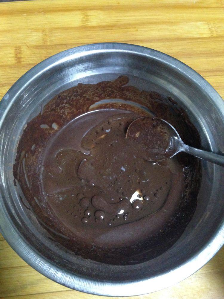 情人节――给爱人的礼物黑森林蛋糕,再来制作可可蛋糕体:可可粉8克和牛奶25克搅拌均匀,加入色拉油搅25克拌均匀