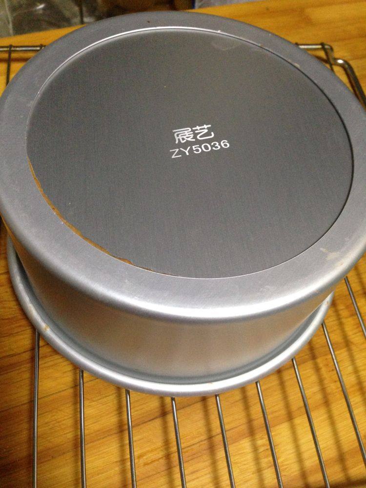 情人节――给爱人的礼物黑森林蛋糕,取出,磕一下,到扣自然放凉后脱模