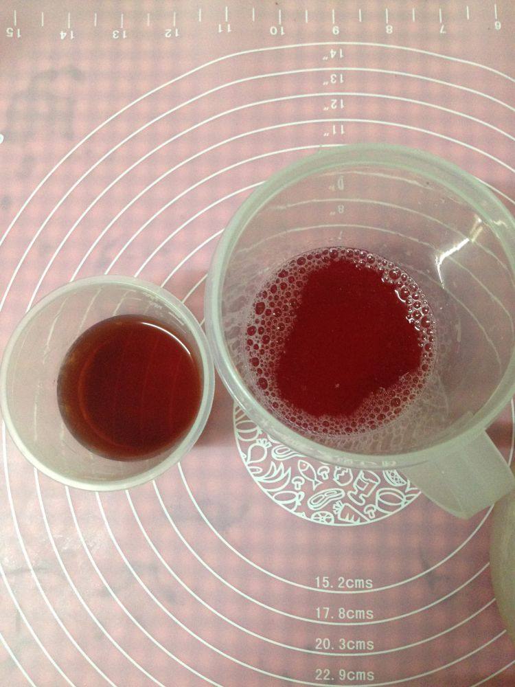 情人节――给爱人的礼物黑森林蛋糕,取10ml朗姆酒倒入100ml的糖渍樱桃汁中做成樱桃酒糖液,另取5ml朗姆酒倒入5ml糖渍樱桃汁中做成樱桃酒。