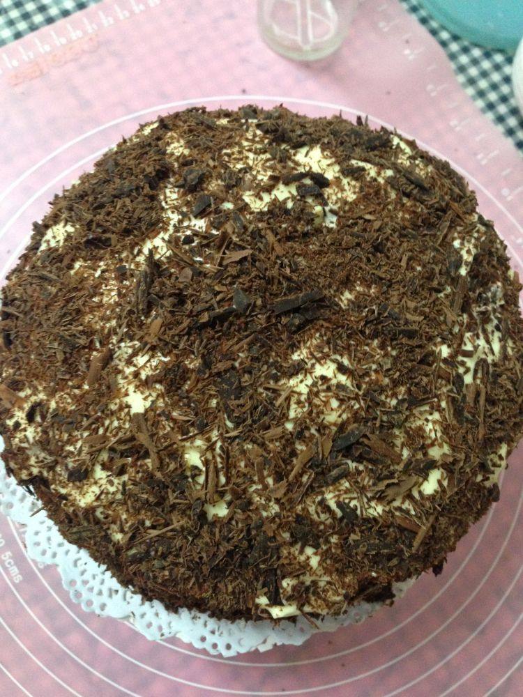 情人节――给爱人的礼物黑森林蛋糕,用勺子刮出巧克力屑,粘在蛋糕侧面做装饰