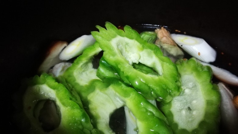 粤式靓汤~凉瓜黄豆猪骨汤,将苦瓜倒入 慢炖锅炖煮2-3小时