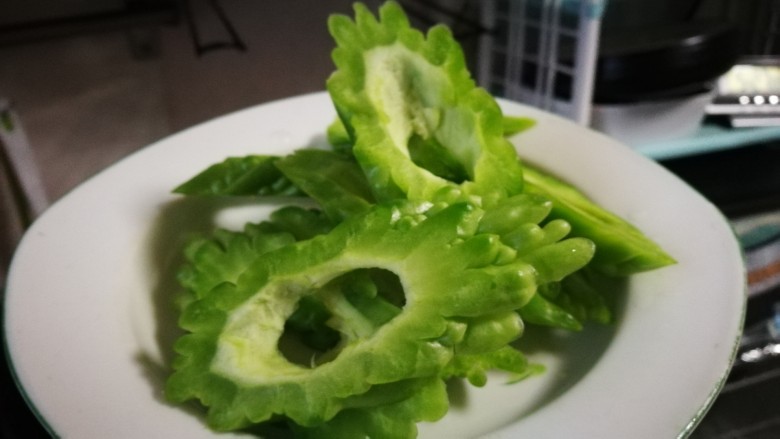 粤式靓汤~凉瓜黄豆猪骨汤,去掉瓜瓤和籽