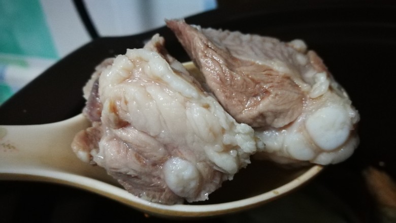 粤式靓汤~凉瓜黄豆猪骨汤,将猪肋骨放入慢炖锅