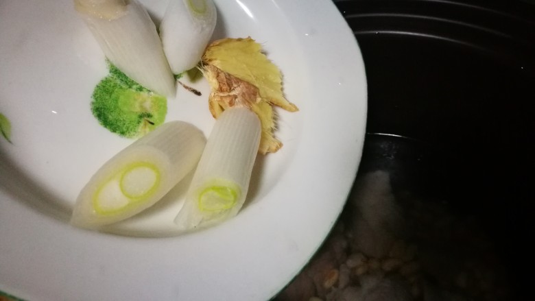 粤式靓汤~凉瓜黄豆猪骨汤,放葱段姜块儿
