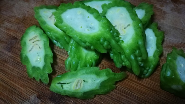 粤式靓汤~凉瓜黄豆猪骨汤,切盛厚片