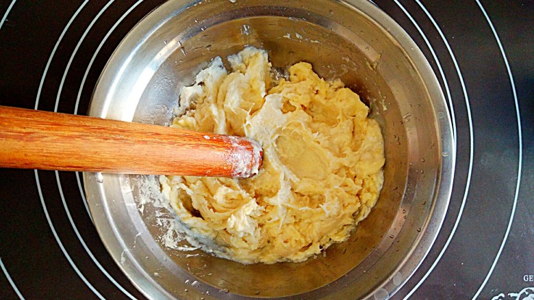 榴莲千层(无黄油少糖平底锅版),将榴莲肉放进容器中,直接用擀面杖捣成榴莲肉泥。