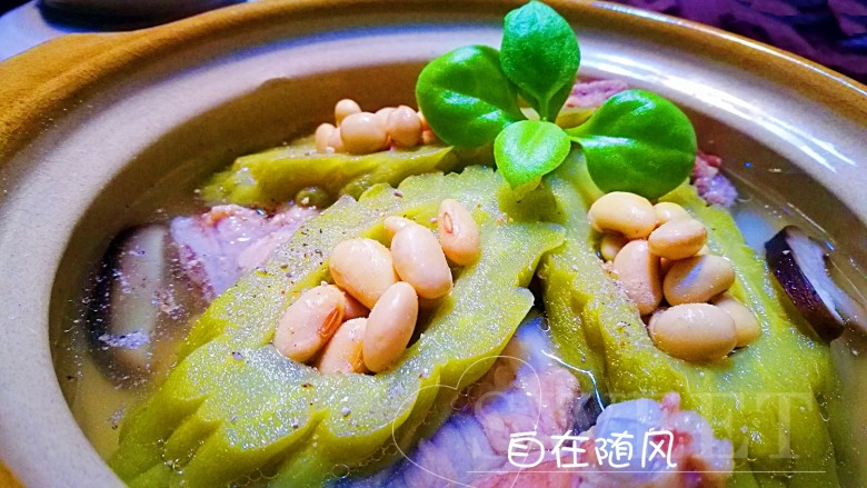 粤式靓汤~凉瓜黄豆猪骨汤,加入适量盐和胡椒 妥妥哒