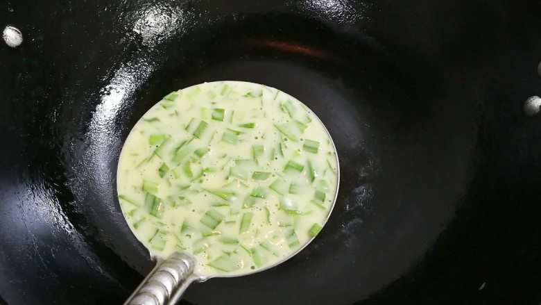 繁华点点韭菜鸡蛋饼卷,舀一勺鸡蛋面粉糊放进锅中