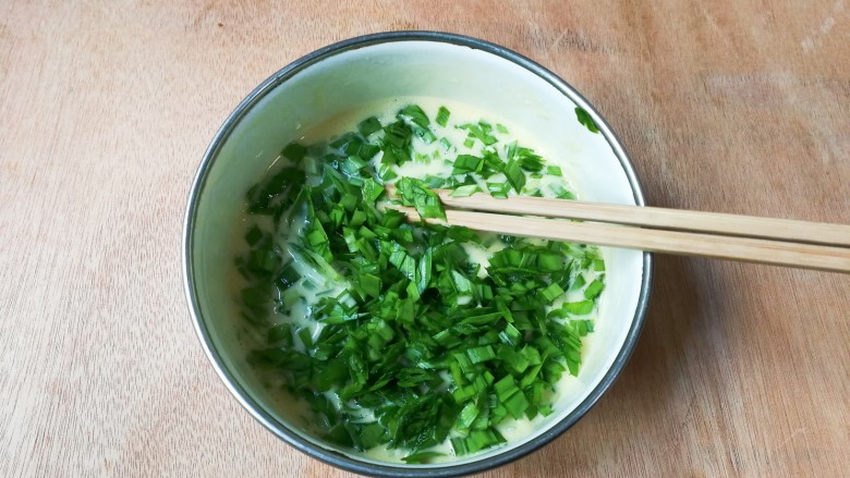 繁华点点韭菜鸡蛋饼卷,放进鸡蛋面糊里