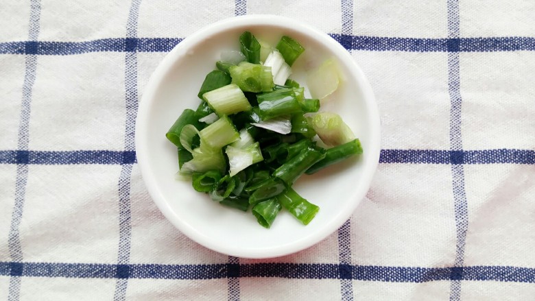 宝宝辅食:白菜肉末煮圈圈面,葱洗干净切小