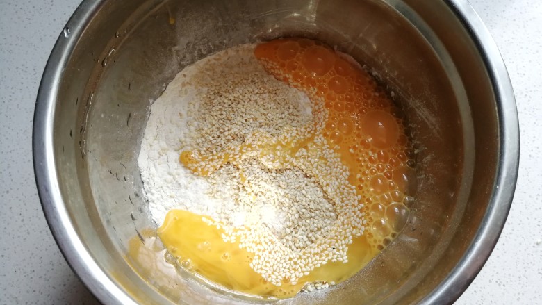 春节零食~翡翠麻叶,<a style='color:red;display:inline-block;' href='/shicai/ 519'>面粉</a>，盐，<a style='color:red;display:inline-block;' href='/shicai/ 678'>白芝麻</a>，鸡蛋液放入盆中