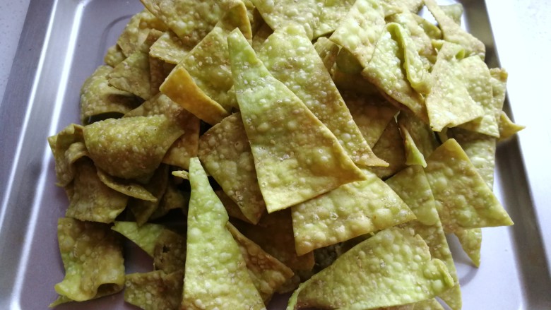 春节零食~翡翠麻叶,依次炸完所有面皮,放入容器中晾凉,然后装入保鲜袋密封保存。又薄又脆很好吃哦,我边炸边偷吃,停不下嘴咯!