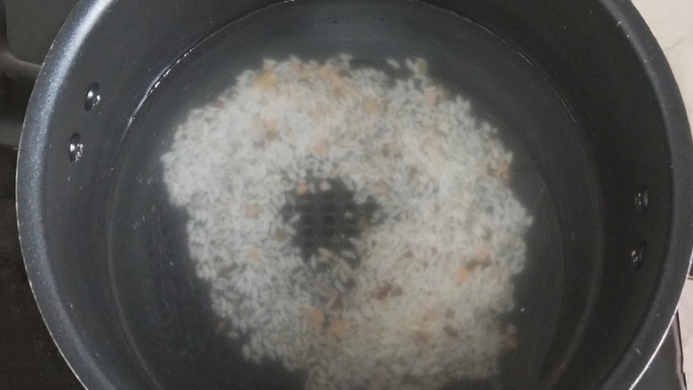 #宝宝辅食#奶香杂粮粥,将杂粮米加适量的水,煮20分钟
