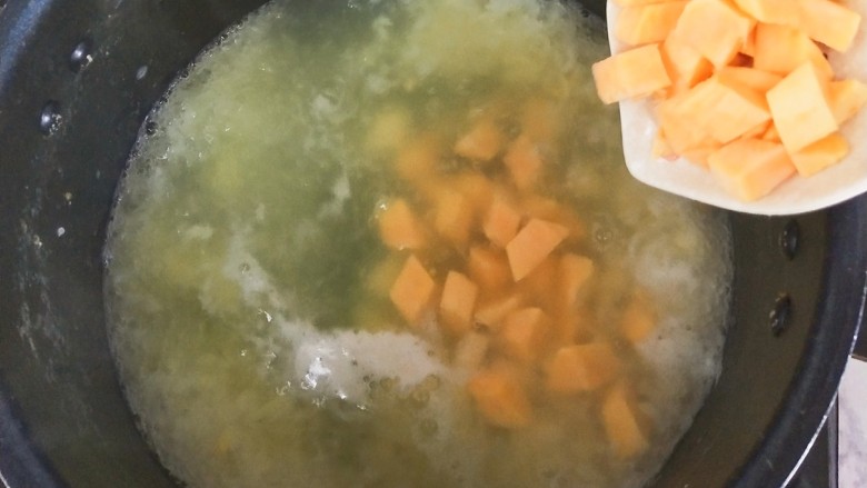 #宝宝辅食#奶香杂粮粥,加红薯,再煮10分钟