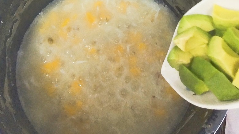 #宝宝辅食#奶香杂粮粥,加牛油果,再煮2分钟,即可