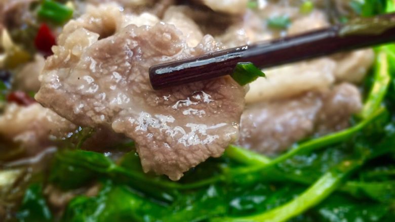 #年味#水煮酸菜滑肉片,肉片表面晶莹剔透,吃在嘴里滑滑嫩嫩的,也是被俗称“滑肉片”