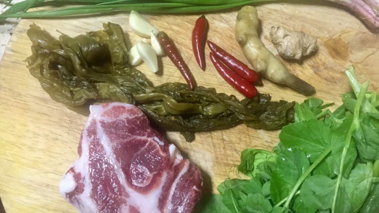 #年味#水煮酸菜滑肉片,准备所需食材,瘦肉选择的是眉毛肉,比里脊要稍肥一点肉质更嫩一些