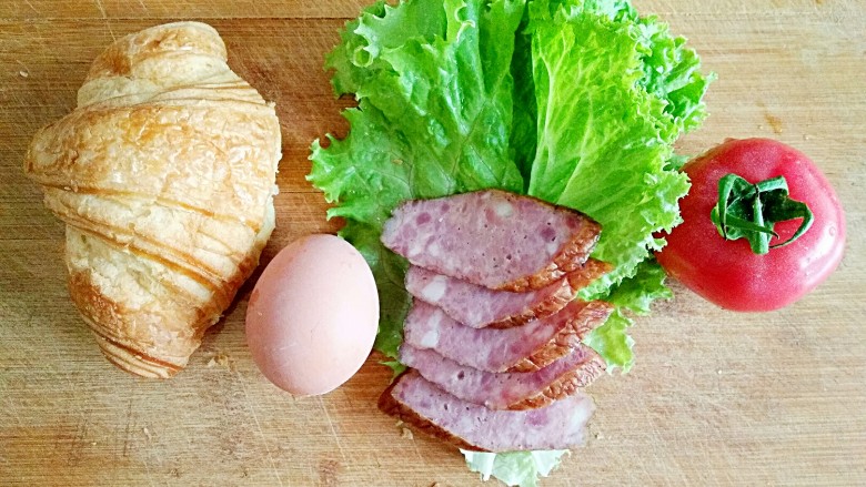 可颂三明治,准备食材。香肠是切好片的。