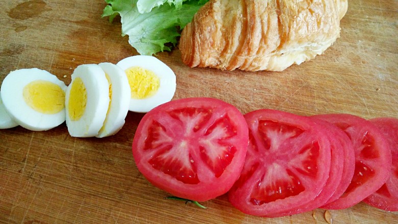 可颂三明治,<a style='color:red;display:inline-block;' href='/shicai/ 9'>鸡蛋</a>洗净煮熟，去壳切片。<a style='color:red;display:inline-block;' href='/shicai/ 3551'>西红柿</a>洗净，切片。<a style='color:red;display:inline-block;' href='/shicai/ 121'>生菜</a>在淡盐水中浸泡10分钟，洗净，控水。