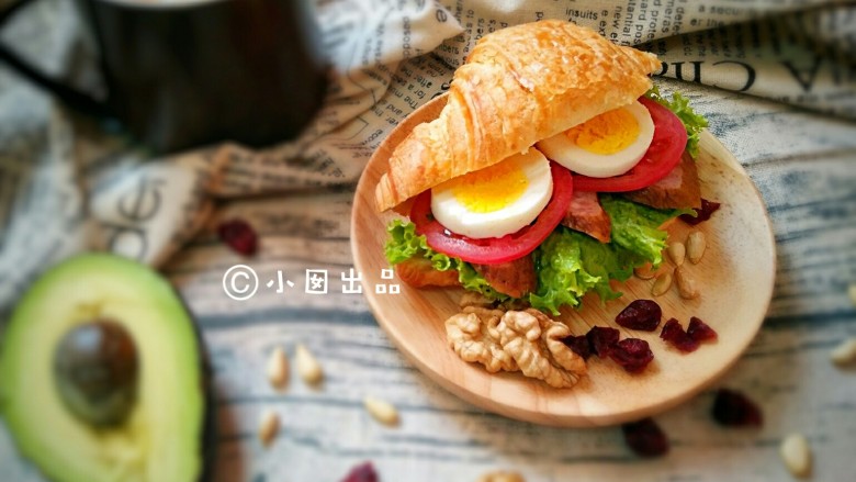 可颂三明治,搭配一杯加了谷脆乐的<a style='color:red;display:inline-block;' href='/shicai/ 219'>牛奶</a>，半个<a style='color:red;display:inline-block;' href='/shicai/ 2157'>牛油果</a>和适量的坚果，一顿完美营养的快手早餐让你能量满满。