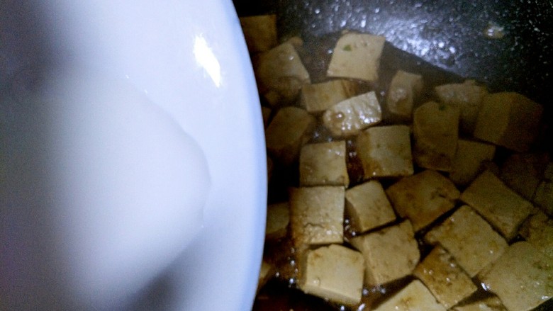 家常红烧豆腐,大火收汁，加入少量水淀粉。用炒勺轻轻推哦，避免粘锅