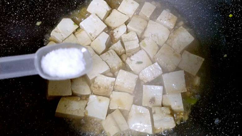 家常红烧豆腐,放入<a style='color:red;display:inline-block;' href='/shicai/ 692'>酱油</a>，耗油，一勺盐，盐的分量不需要太多，<a style='color:red;display:inline-block;' href='/shicai/ 692'>酱油</a>和耗油都有咸度