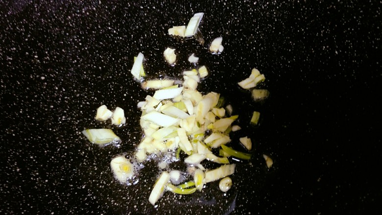 家常红烧豆腐,油热以后放入葱姜蒜爆香