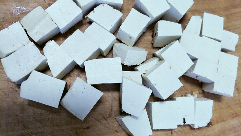 家常红烧豆腐,把北<a style='color:red;display:inline-block;' href='/shicai/ 465'>豆腐</a>切成小方块