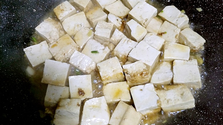 家常红烧豆腐,加入高汤，没有高汤的话就加纯净水吧
