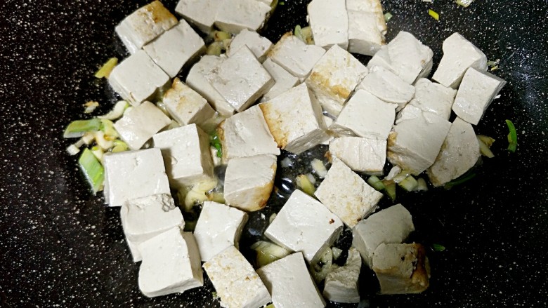 家常红烧豆腐,香味出来以后放入豆腐块，不要过度翻炒，用铲子轻轻推，以免破坏了形状