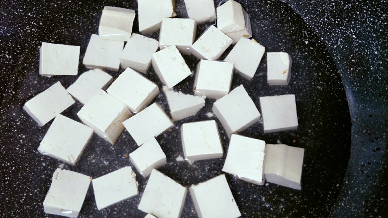 家常红烧豆腐,锅内烧水，把切好的豆腐块焯水一分钟，盛出备用