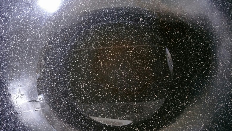 家常红烧豆腐,开火加热，锅内倒入食用油