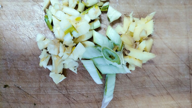 家常红烧豆腐,<a style='color:red;display:inline-block;' href='/shicai/ 3250'>葱</a><a style='color:red;display:inline-block;' href='/shicai/ 37'>姜</a>蒜切成碎