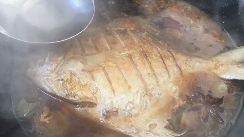 年夜饭 红烧鲳鱼,放入适量的水(水与鱼齐平),改大火烧制。