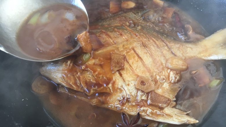 年夜饭 红烧鲳鱼,烧鱼时用大勺(铲子)舀起汤汁浇在鱼的身上,以便入味,这样的动作要反复几遍,再烧8分钟左右。