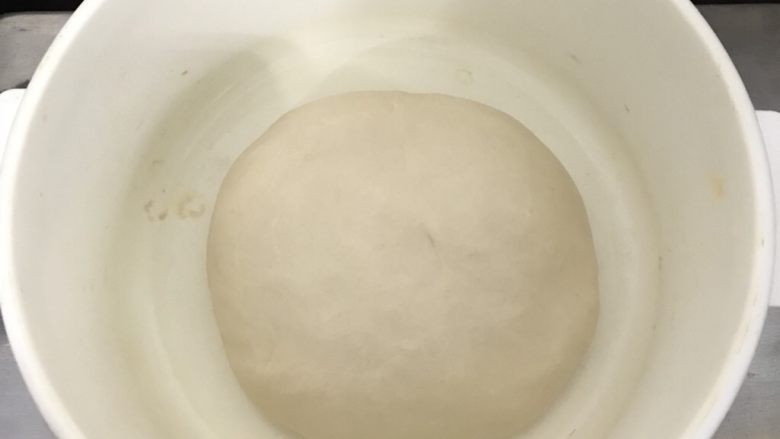毛毛虫豆沙面包,放入大号保鲜盒盖上,送入发酵箱27度一发