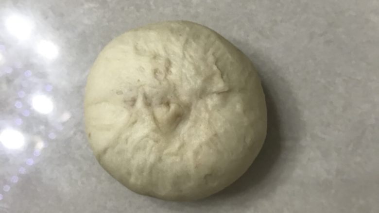 毛毛虫豆沙面包,再捏紧收口